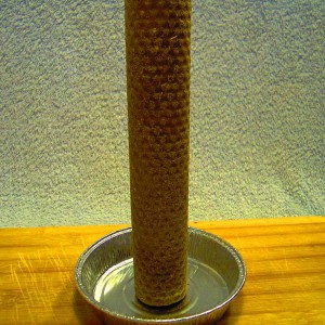 Vigilar continuamente y situar el recipiente en el suelo, aislado con una tabla de madera (entre el suelo y el recipiente con la vela)